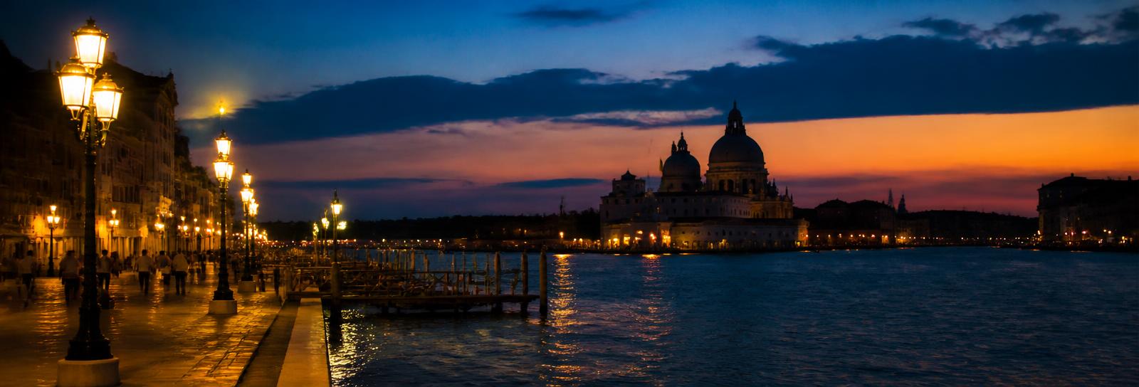 Orla de Veneza iluminada à noite